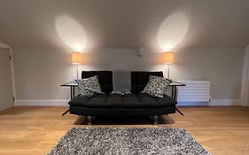 New 1Bd Contemporary Flat Upper Dunblane